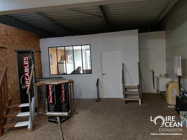 Light Industrial in Nantes to rent - Interior Photo - Image 2 of 4
