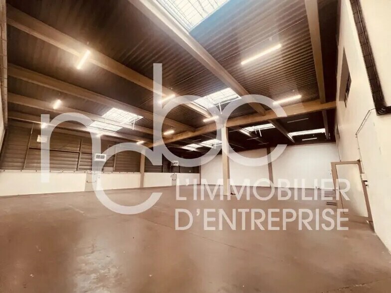 Light Industrial in Vaulx-en-Velin to rent - Building Photo - Image 2 of 12