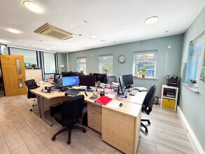 Threemilestone, Threemilestone to rent Interior Photo- Image 2 of 3