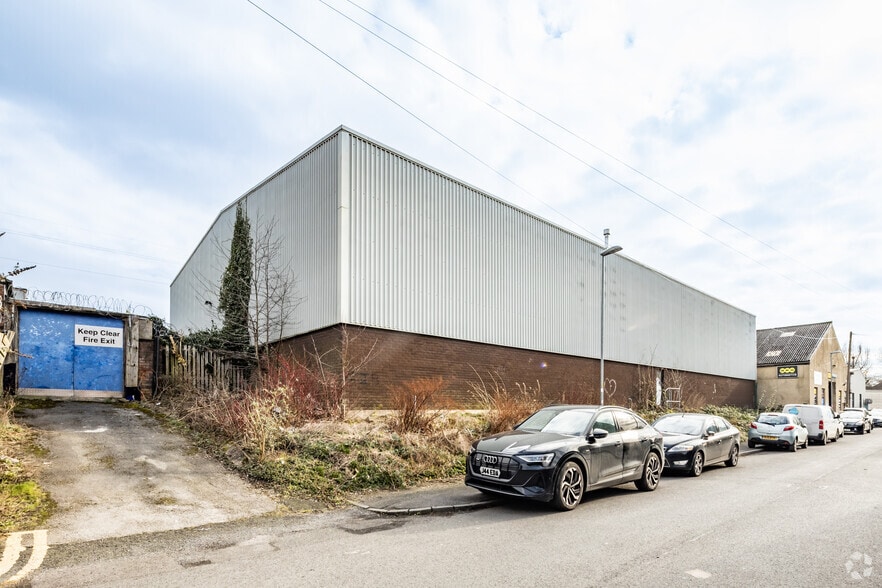 Oldham Rd, Manchester to rent - Building Photo - Image 3 of 3