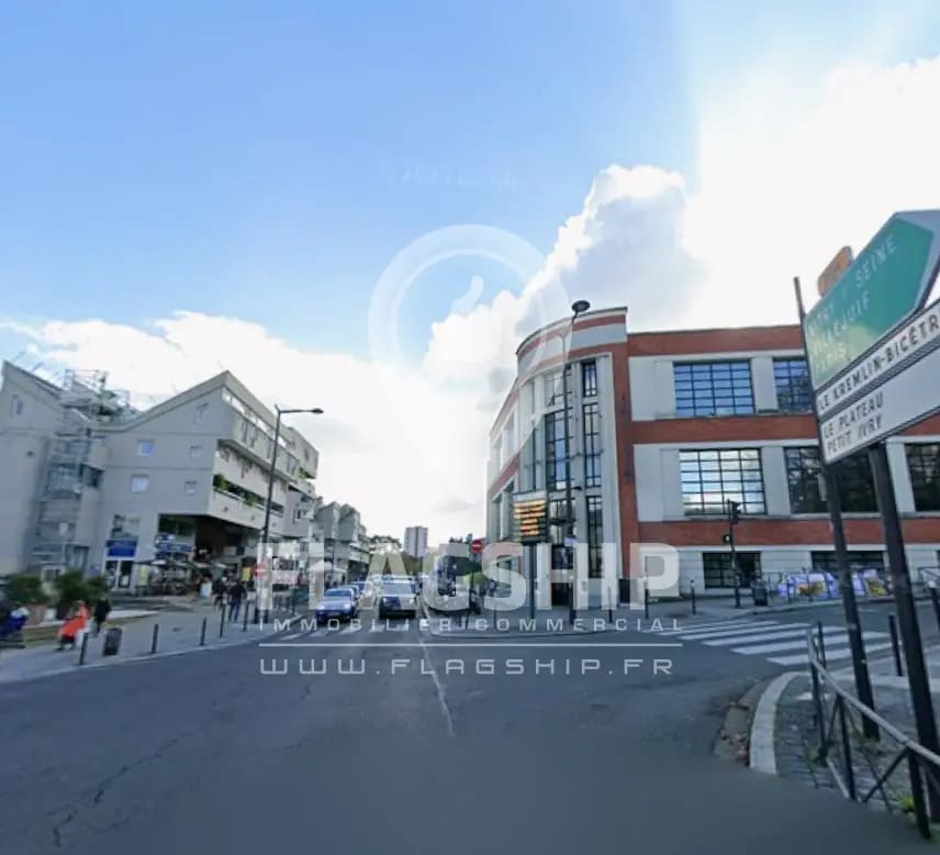 Location Commerce 670 m² - Photo 1