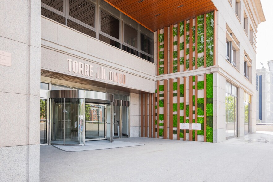 Calle del Ombú, 3, Madrid, Madrid to rent - Building Photo - Image 2 of 17