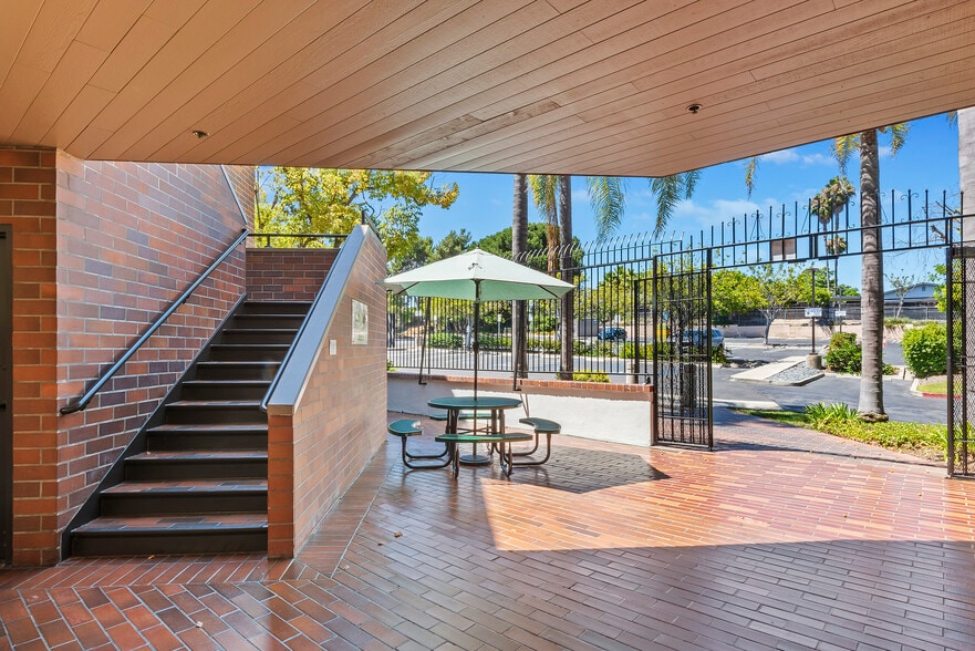 2067 W Vista Way, Vista, CA to rent - Building Photo - Image 3 of 10