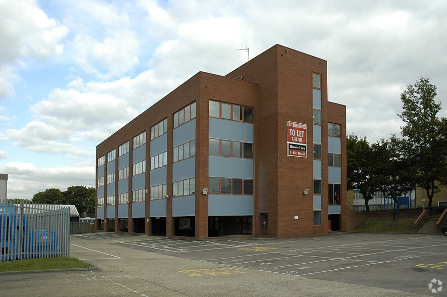 1-5 Argyle Way, Stevenage for rent - Building Photo - Image 2 of 9