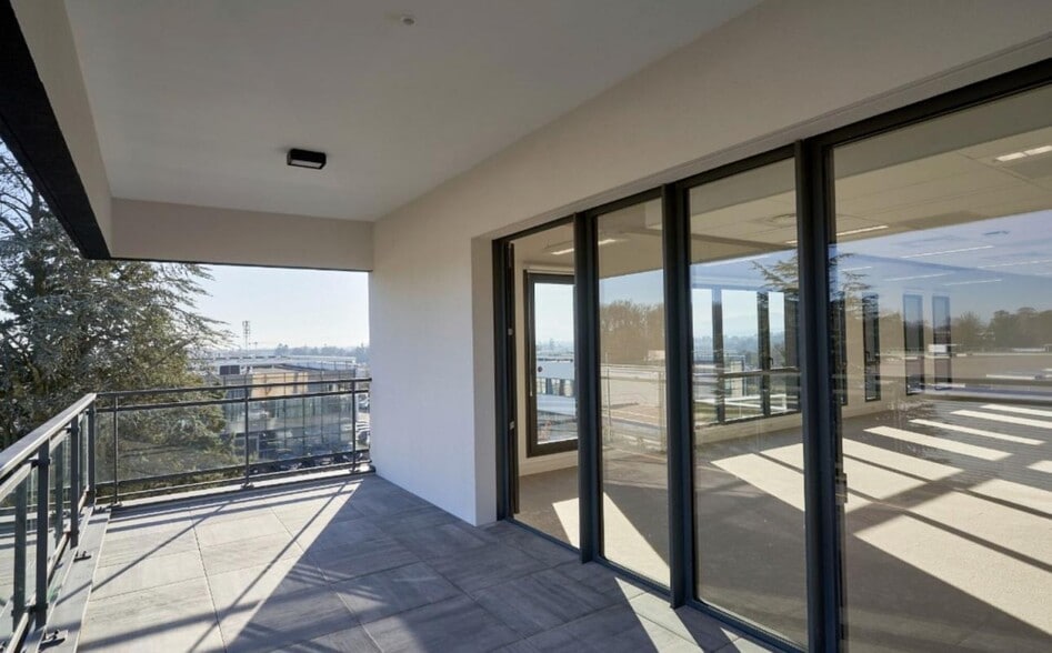 44 Chemin De La Bruyère, Dardilly to rent - Building Photo - Image 1 of 28