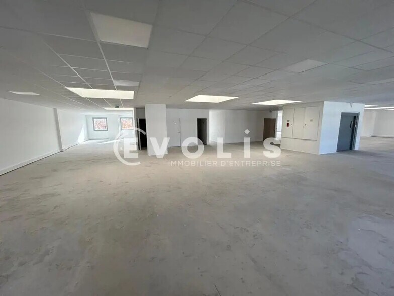 Office in Lisses to rent - Interior Photo - Image 1 of 4
