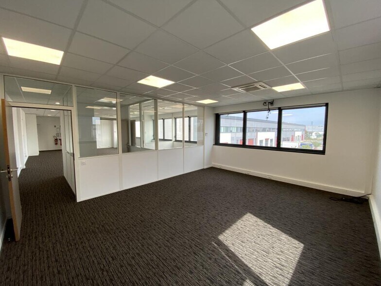 Light Industrial in Meyzieu to rent - Interior Photo - Image 3 of 6