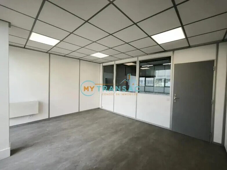 Light Industrial in Villebon-sur-Yvette to rent - Interior Photo - Image 2 of 13