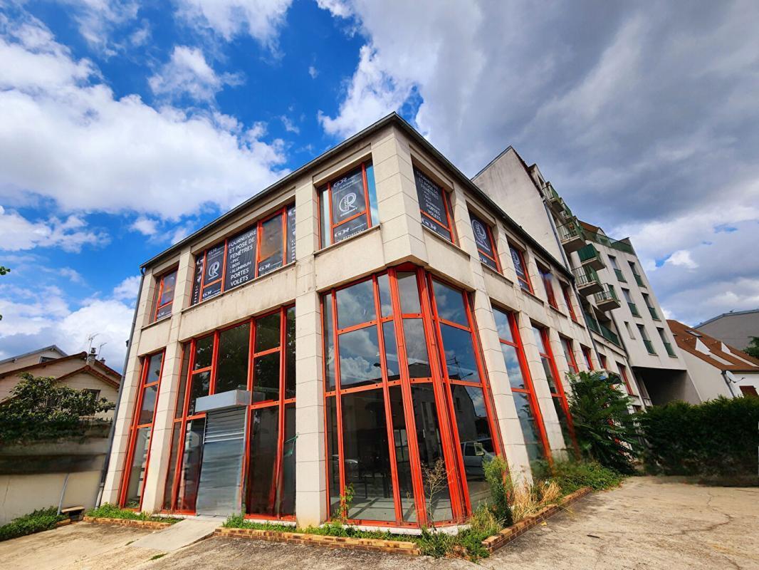 Retail in Houilles to rent Building Photo- Image 1 of 16