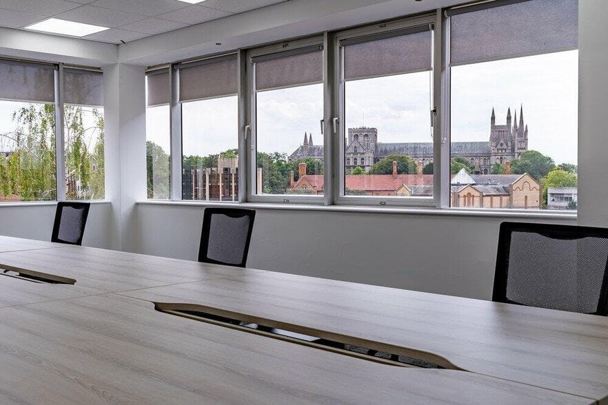 Northminster, Peterborough to rent - Interior Photo - Image 3 of 38