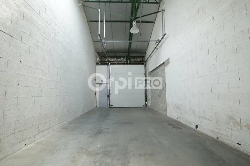2 Chemin Du Genie- Allee Denis Papin, Vénissieux to rent - Interior Photo - Image 3 of 4