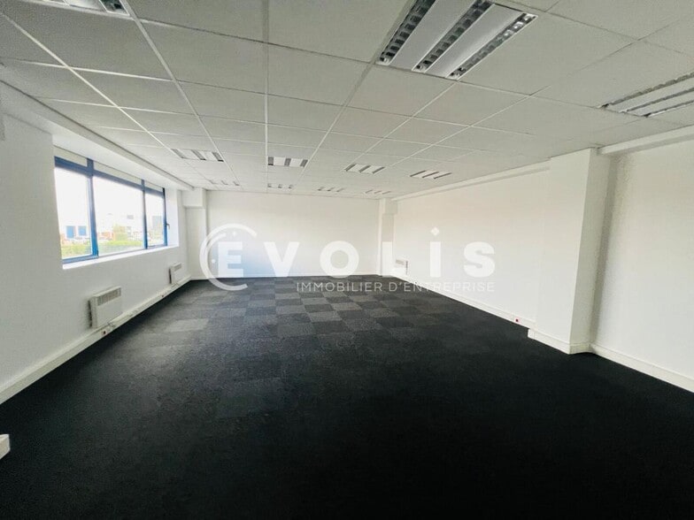 Light Industrial in Moissy Cramayel to rent - Interior Photo - Image 3 of 5