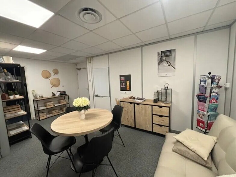 Office in Aix-en-Provence to rent - Building Photo - Image 2 of 5