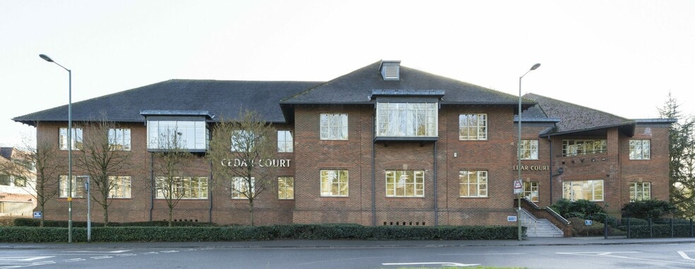 Guilford Rd, Leatherhead to rent - Building Photo - Image 2 of 3