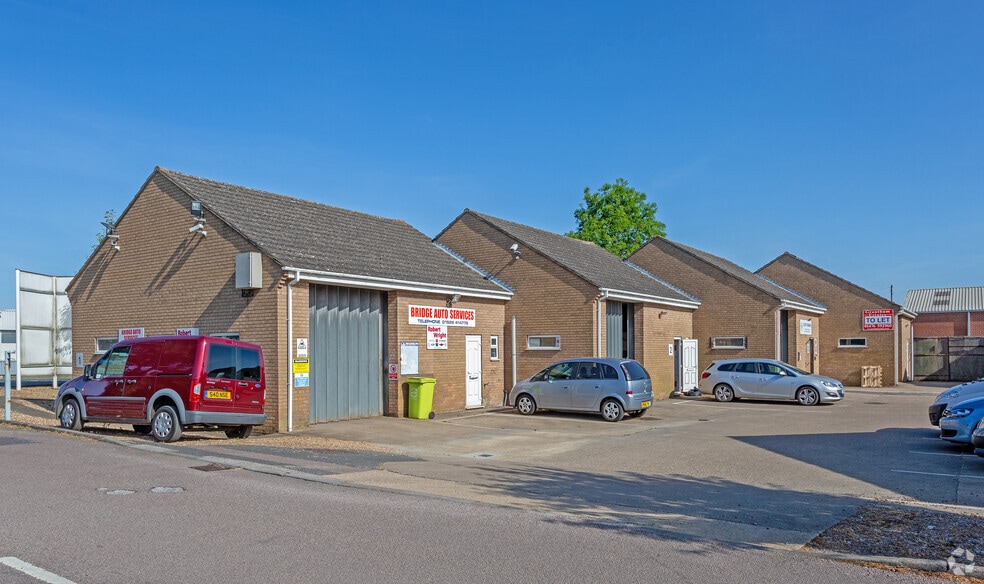 East Rd, Sleaford to rent - Primary Photo - Image 1 of 4