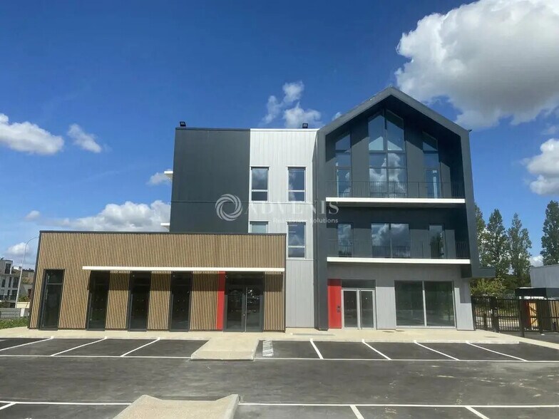 Office in Plaisir to rent - Building Photo - Image 2 of 8