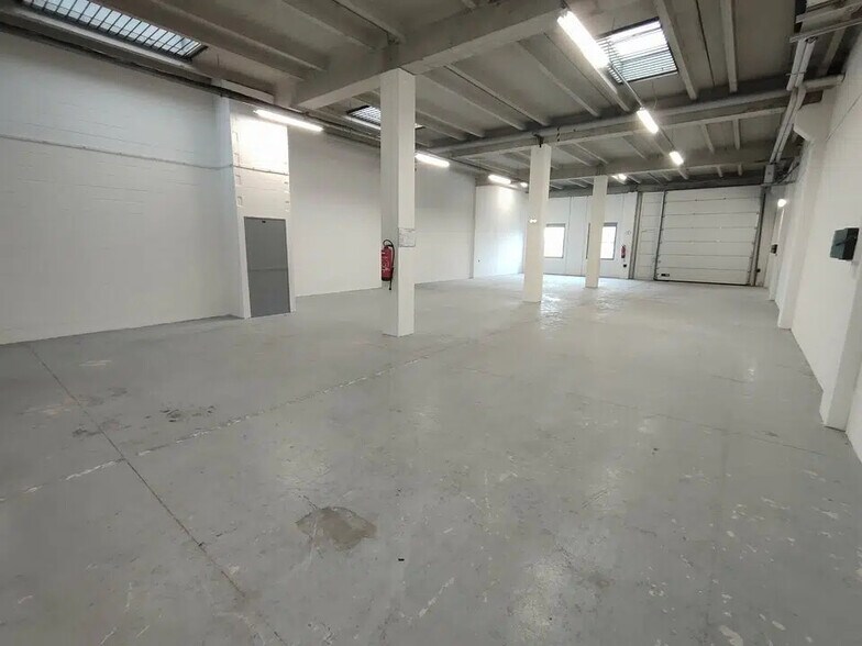 Industrial in Saint-Quentin-Fallavier for sale - Building Photo - Image 2 of 21