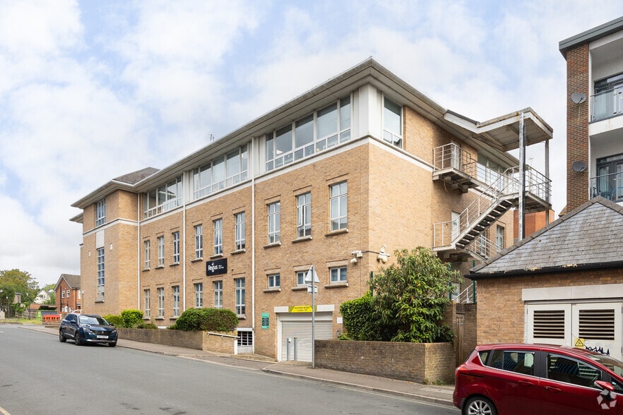 25 Clarendon Rd, Redhill to rent - Building Photo - Image 2 of 3