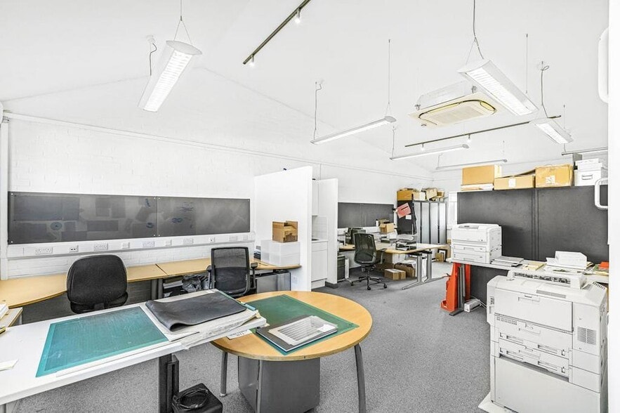 472 Hackney Rd, London for sale - Interior Photo - Image 2 of 27