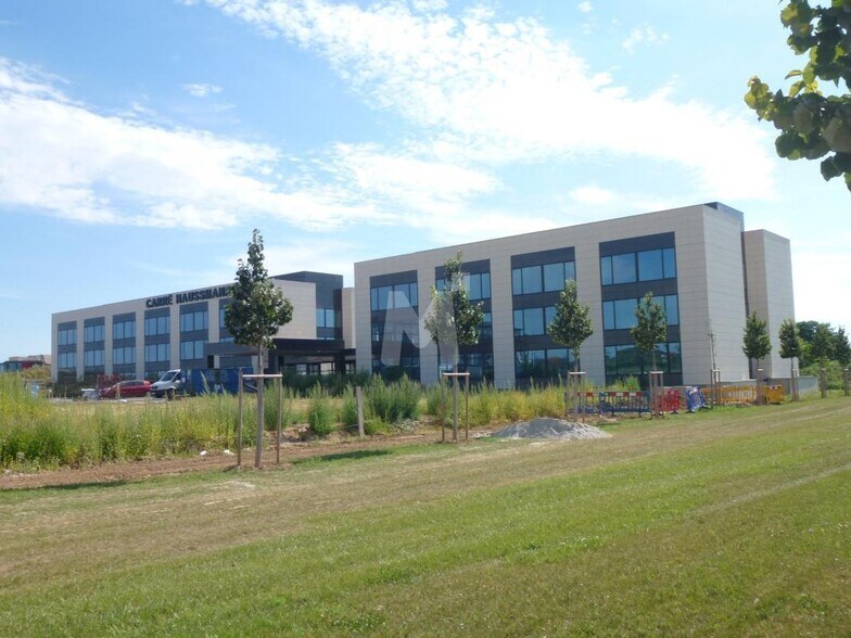 Office in Lieusaint to rent - Building Photo - Image 2 of 9