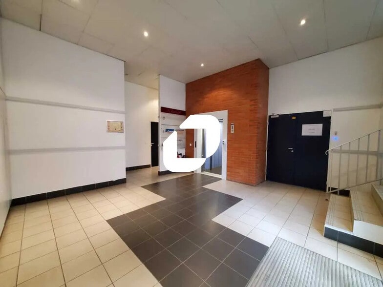 110 Rue Du Lieutenant Petit Leroy, Chevilly-Larue to rent - Lobby - Image 2 of 21