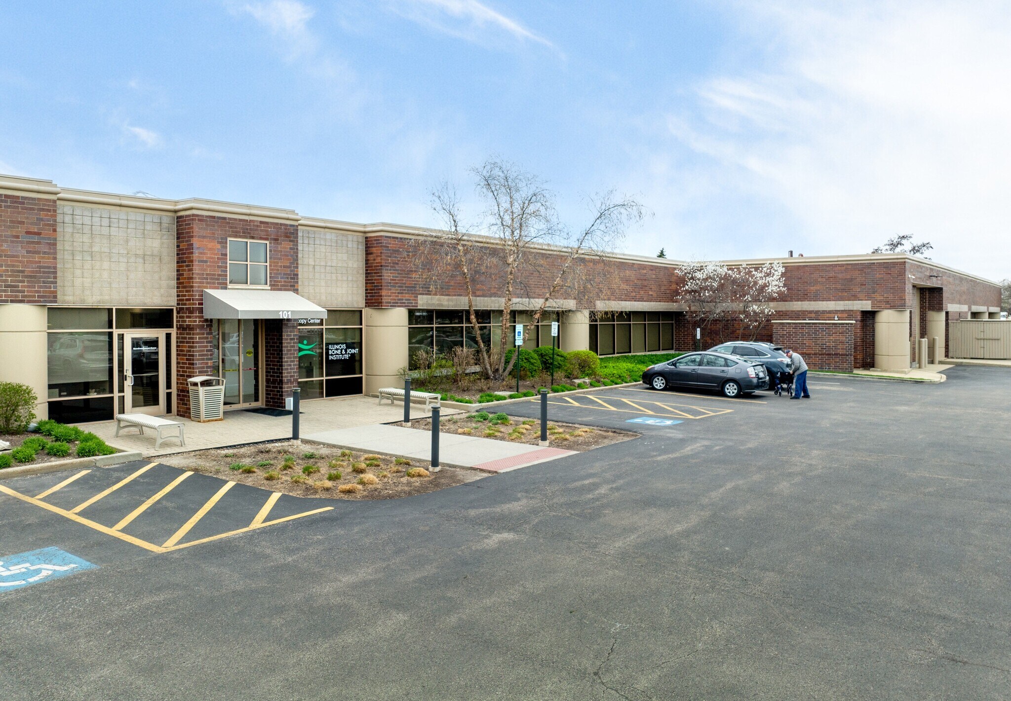 101 Waukegan Rd, Lake Bluff, IL to rent Building Photo- Image 1 of 7