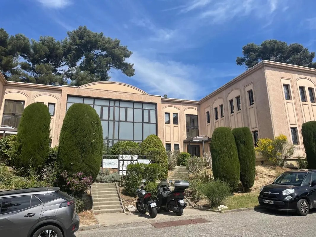 Office in  to rent Building Photo- Image 1 of 5