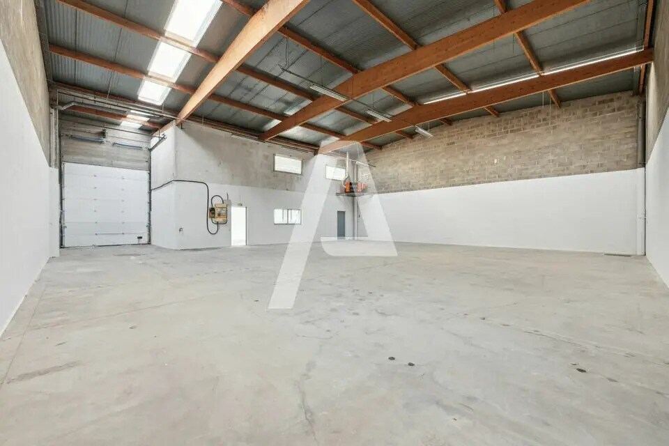 Light Industrial in Émerainville to rent Interior Photo- Image 1 of 6