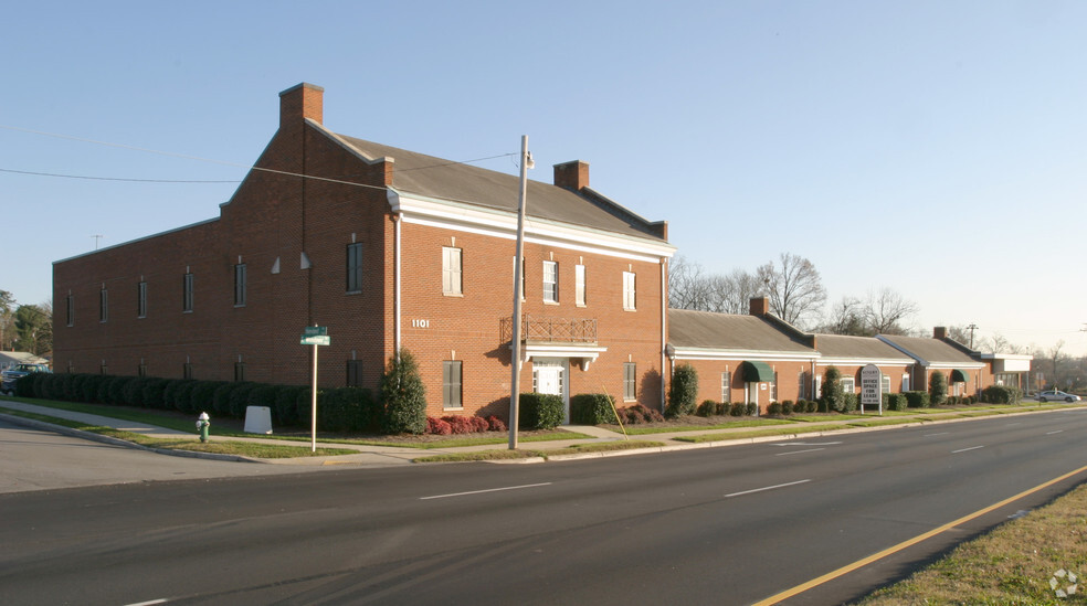 1023-1119 E Wendover Ave, Greensboro, NC for rent - Building Photo - Image 3 of 5