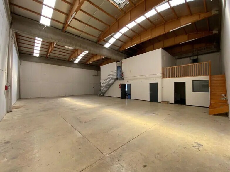 Light Industrial in Dardilly to rent - Building Photo - Image 3 of 11