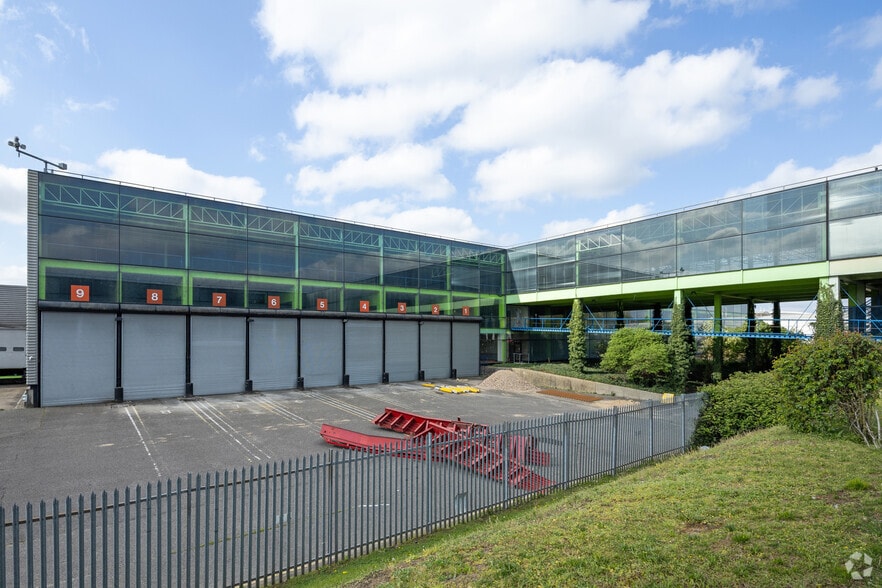 Green Park Way, Greenford to rent - Building Photo - Image 2 of 3