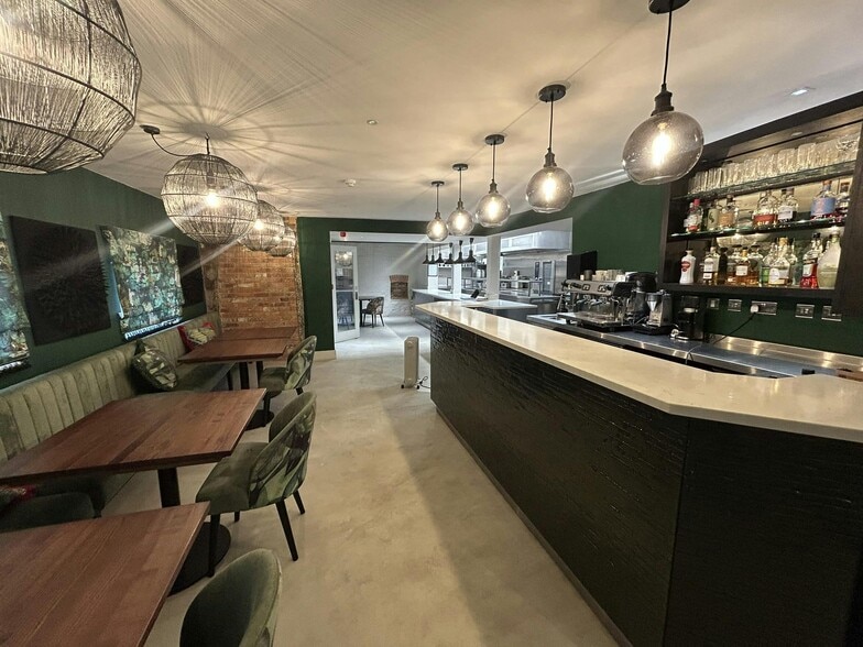 Winterbourne Rd, Newbury to rent - Building Photo - Image 3 of 12