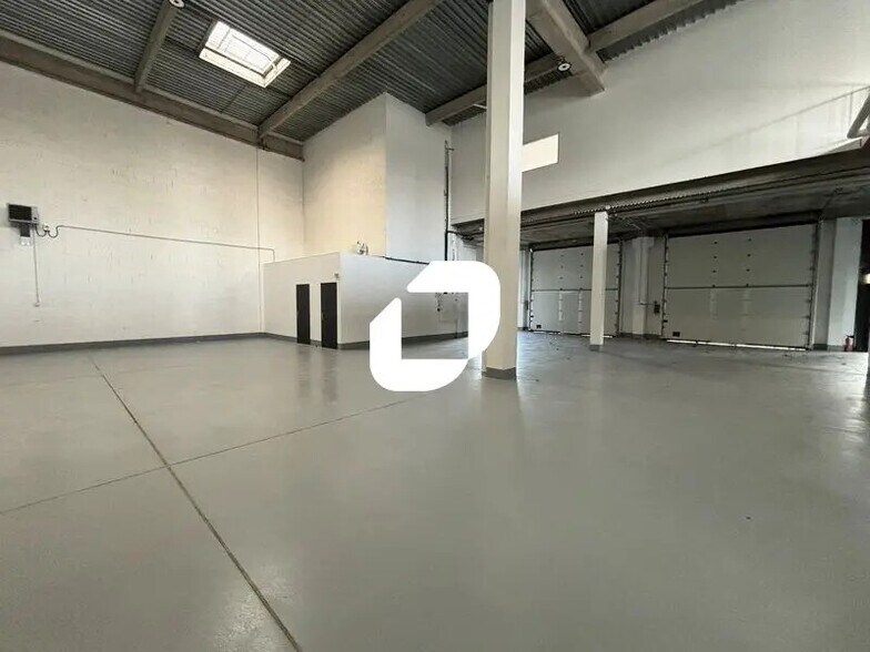 Light Industrial in Lisses to rent - Interior Photo - Image 2 of 7