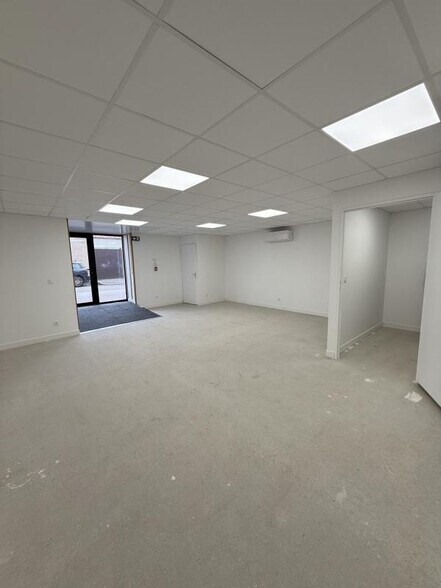 Retail in Craponne to rent - Interior Photo - Image 3 of 6