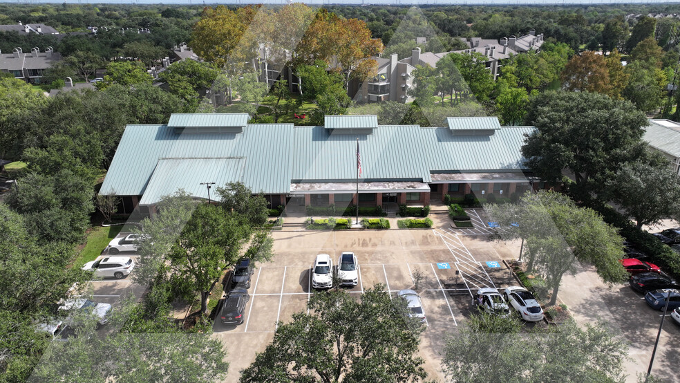 2415 Town Center Dr, Sugar Land, TX for rent - Building Photo - Image 1 of 7