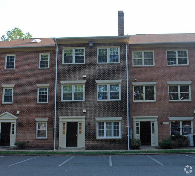 119 Rowell Ct, Falls Church, VA for rent - Primary Photo - Image 1 of 2