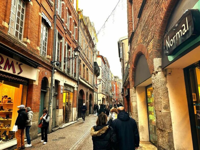 Retail in Toulouse to rent - Building Photo - Image 1 of 2