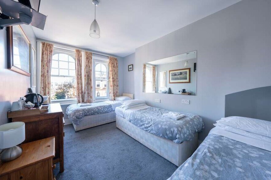 73 Oakley St, London for sale - Building Photo - Image 2 of 10