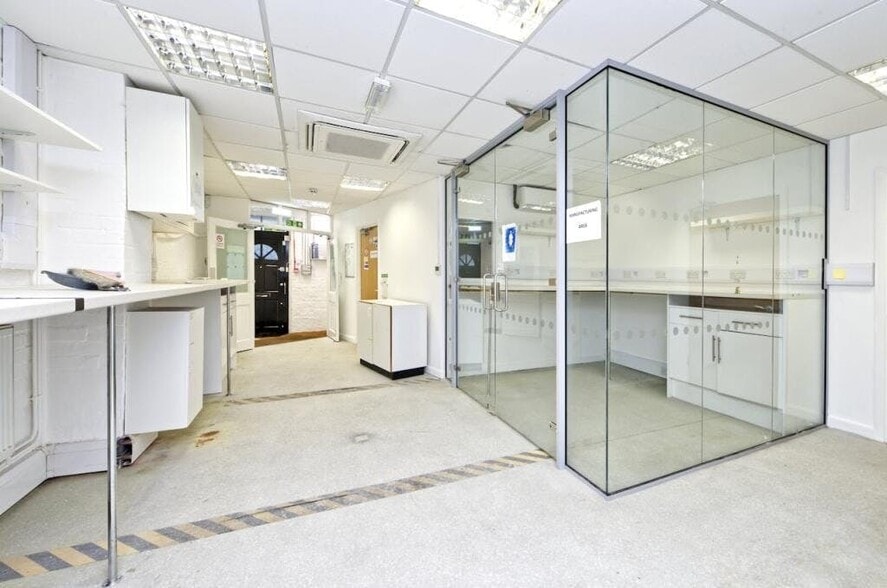 64 Rochester Pl, London to rent - Building Photo - Image 3 of 5