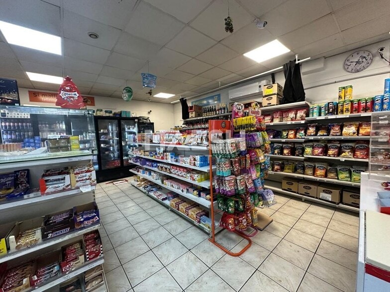Retail in Lyon to rent - Interior Photo - Image 3 of 4