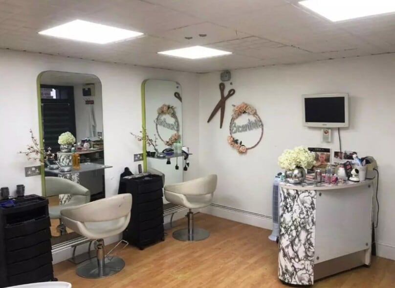 1A Abercynon Rd, Abercynon to rent - Interior Photo - Image 3 of 5