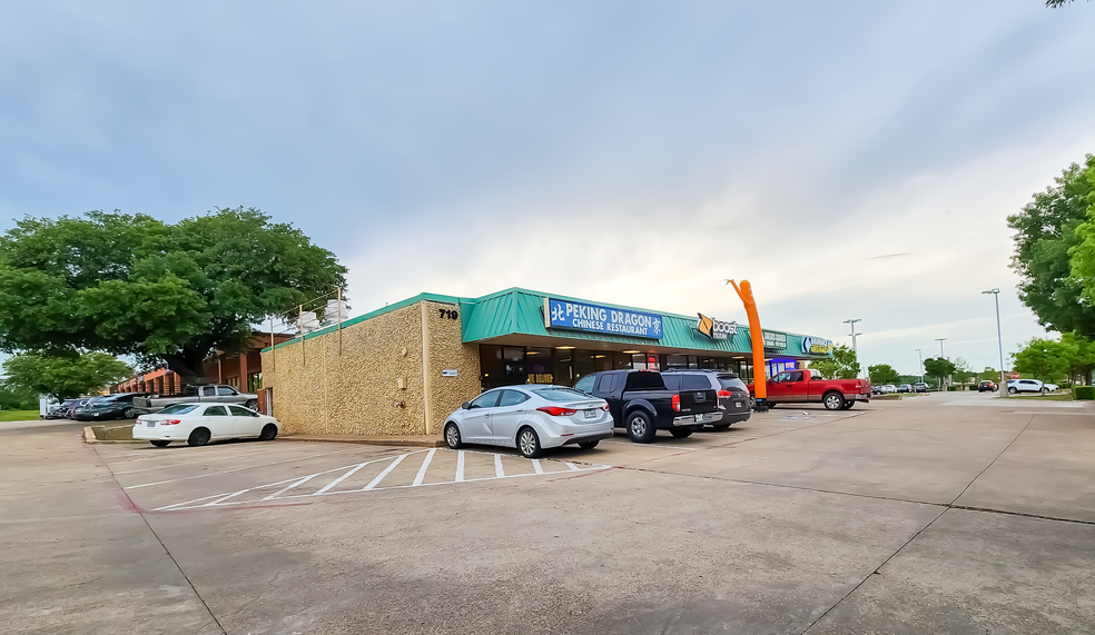 719 N Hampton Rd, DeSoto, TX for rent - Building Photo - Image 2 of 11