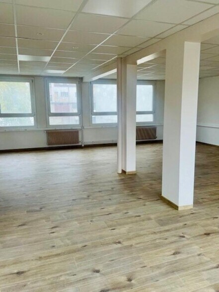 Light Industrial in Ivry-sur-Seine to rent - Interior Photo - Image 3 of 4