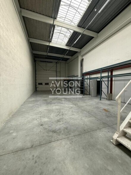 Light Industrial in Le Mesnil-Amelot to rent - Interior Photo - Image 2 of 4