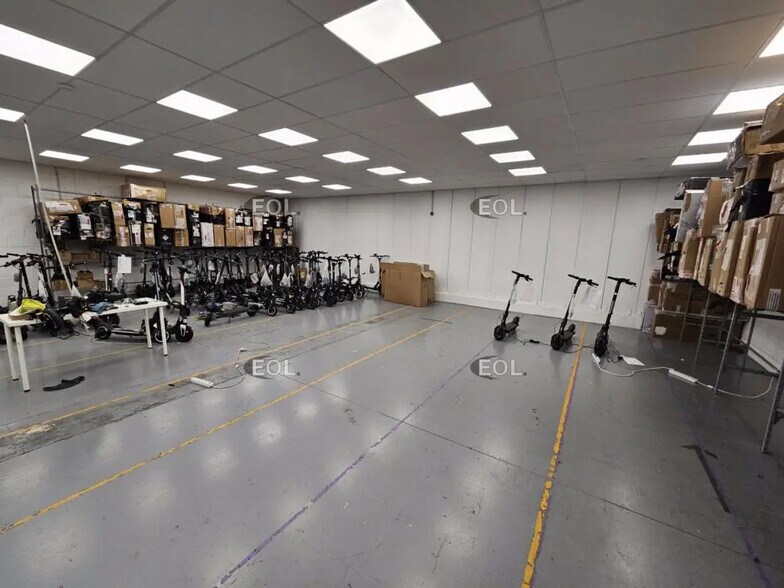 Light Industrial in Villejuif to rent - Interior Photo - Image 2 of 11