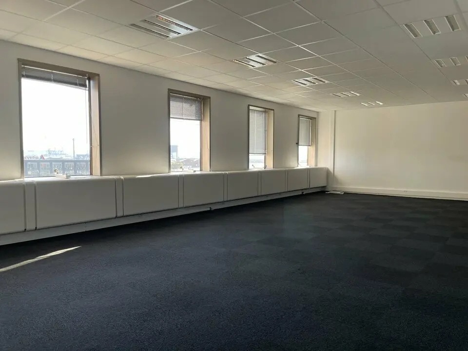 Location Bureaux 100 m² - Photo 1