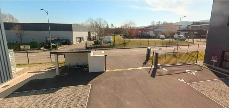 15 Rue Georges Charpak, Bourgoin-Jallieu to rent - Building Photo - Image 3 of 5