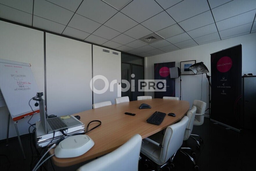 39 Chemin Du Moulin Carron, Dardilly to rent - Interior Photo - Image 3 of 12