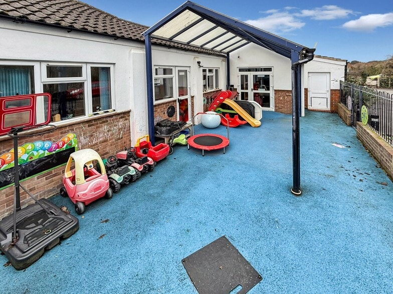 Barrington Rd, Worthing to rent - Building Photo - Image 3 of 10
