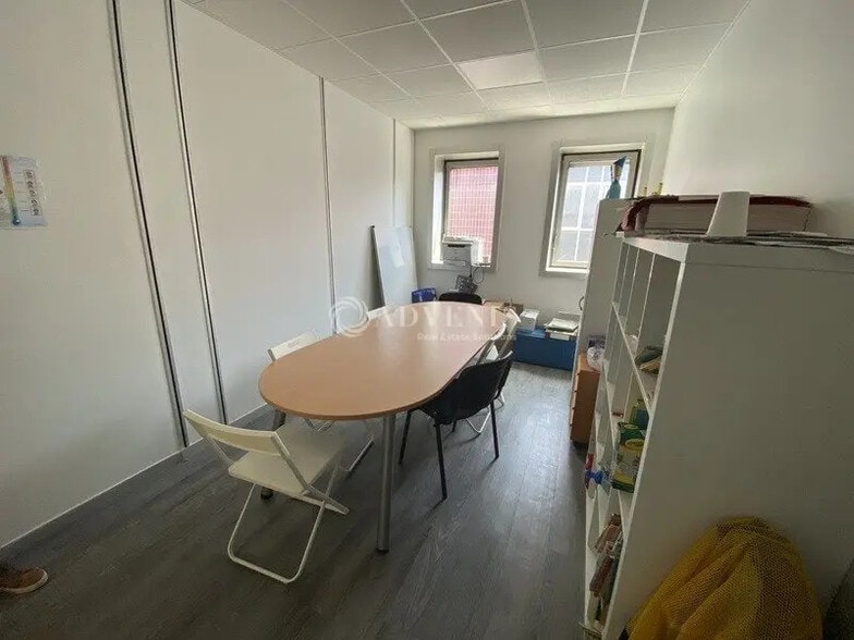 Office in Montigny-le-Bretonneux to rent - Building Photo - Image 1 of 7